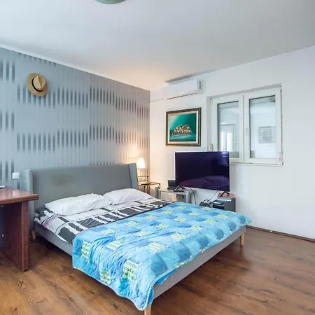 Amazing In With Kitchen Apartment *