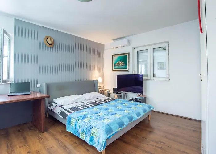 Amazing In With Kitchen Apartment *