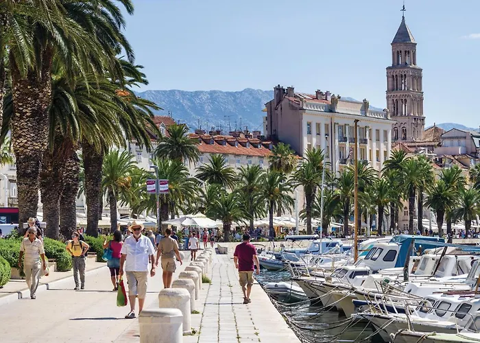 Amazing In With Kitchen Apartment *