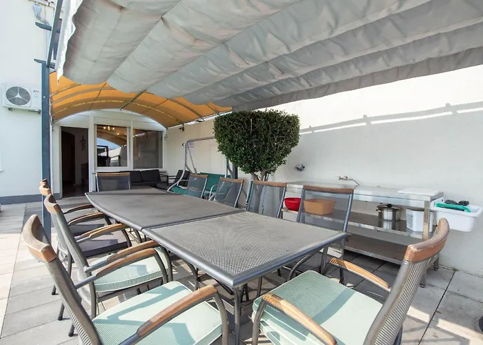 Amazing In With Kitchen Split